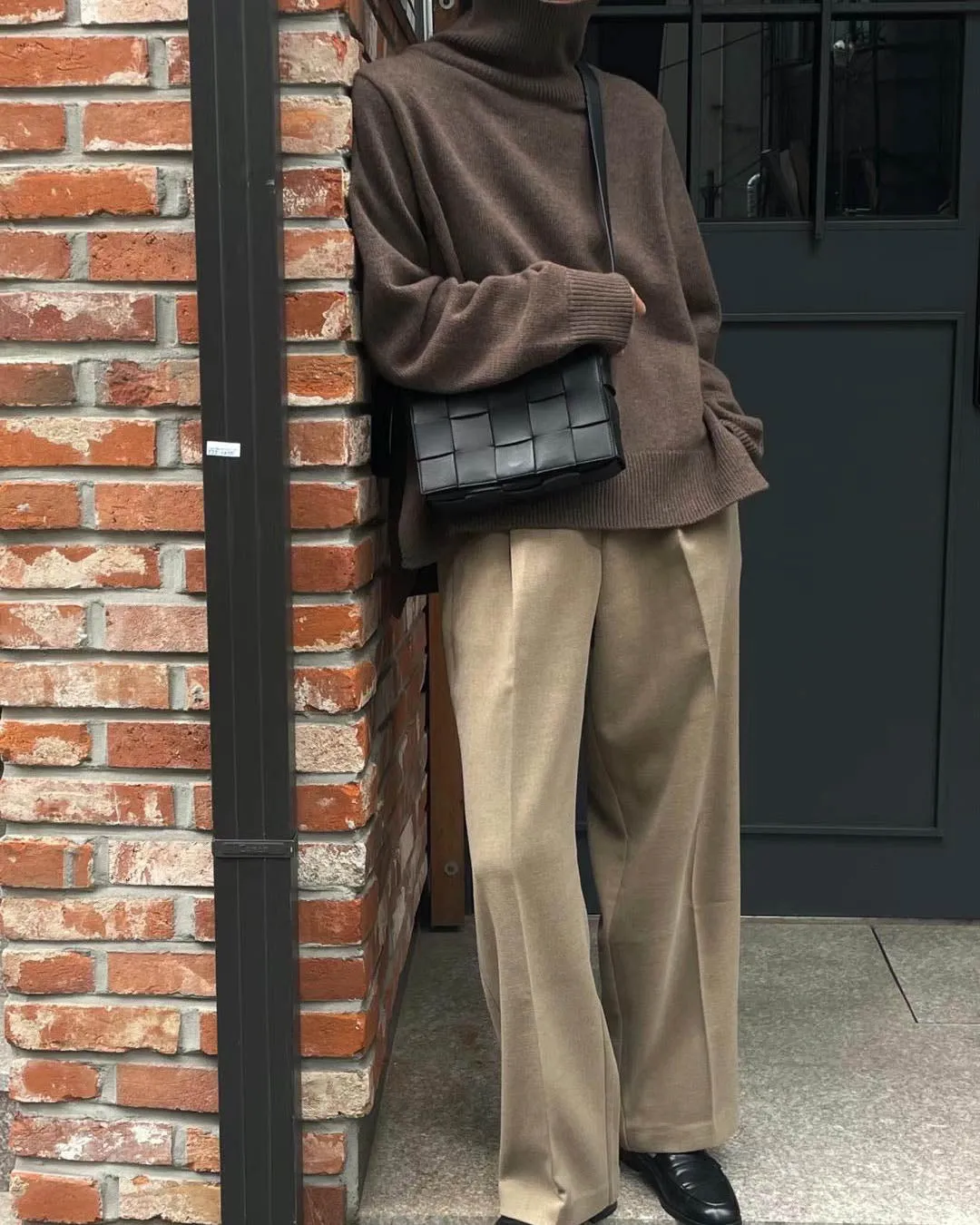 ARLES SIDE CUT TURTLENECK BROWN