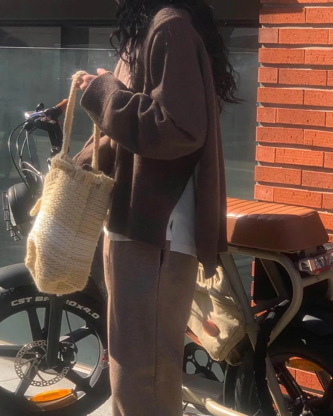 ARLES SIDE CUT TURTLENECK BROWN