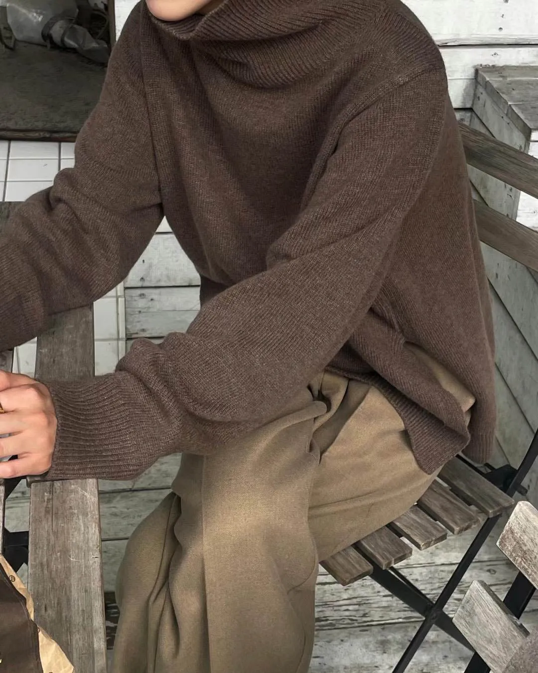 ARLES SIDE CUT TURTLENECK BROWN
