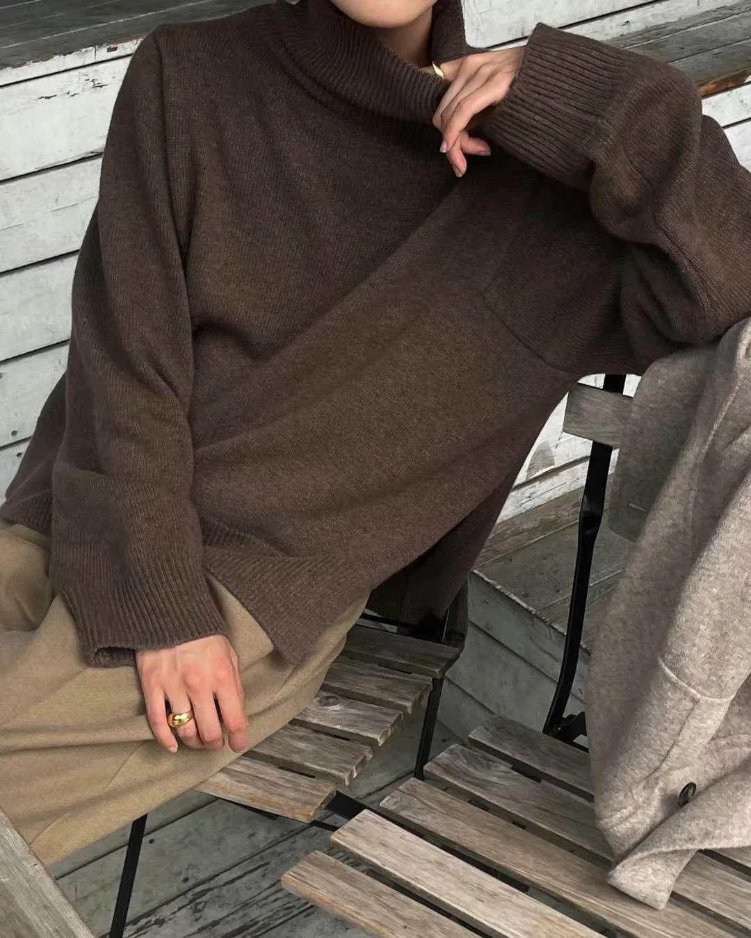ARLES SIDE CUT TURTLENECK BROWN
