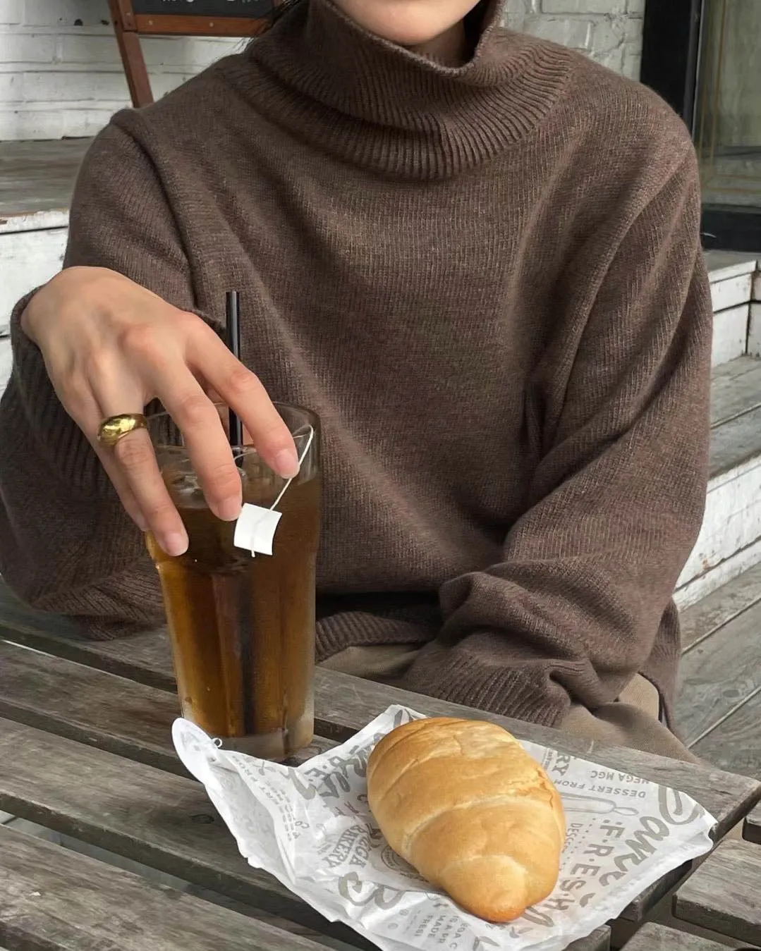 ARLES SIDE CUT TURTLENECK BROWN