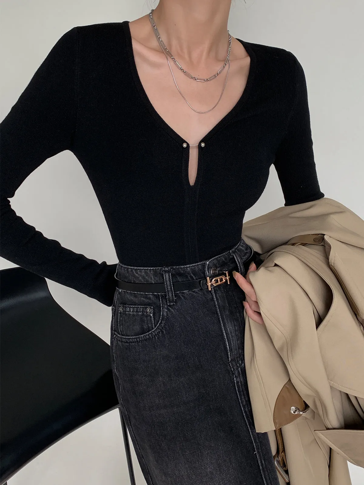 Slinky V-neck Metal Pin Modern Long Sleeve Knit Top